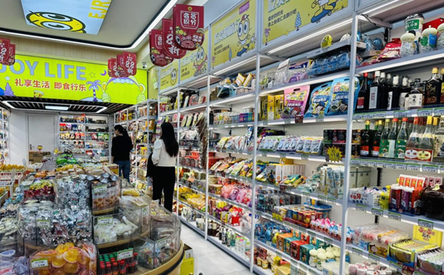 知曉度和市場優(yōu)勢，吳女士選擇怡佳仁零食店加盟品牌，事業(yè)蛻變