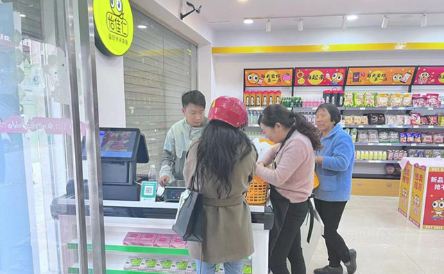 以消費(fèi)者購物體驗(yàn)為核心，怡佳仁零食店加盟增加相關(guān)服務(wù)