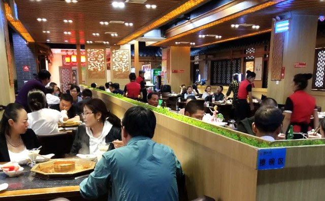 門店數(shù)量急劇縮減，“地攤火鍋”過時了？