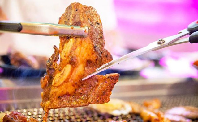 小豬查理川式烤肉，大火盆小香豬，火文化彝族風川蜀情