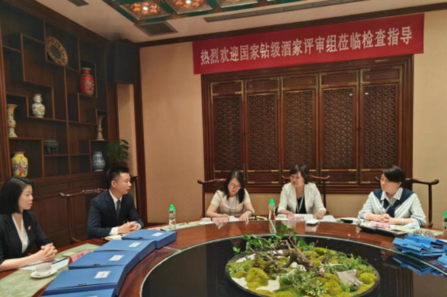 三樣菜運(yùn)營總經(jīng)理向評審組專家匯報(bào)企業(yè)情況圖片來源：合和紅燈籠餐飲