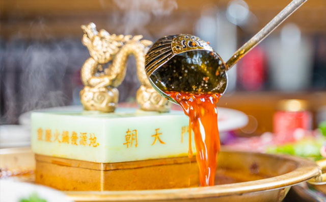 重慶老火鍋加盟店靠什么吸引顧客？