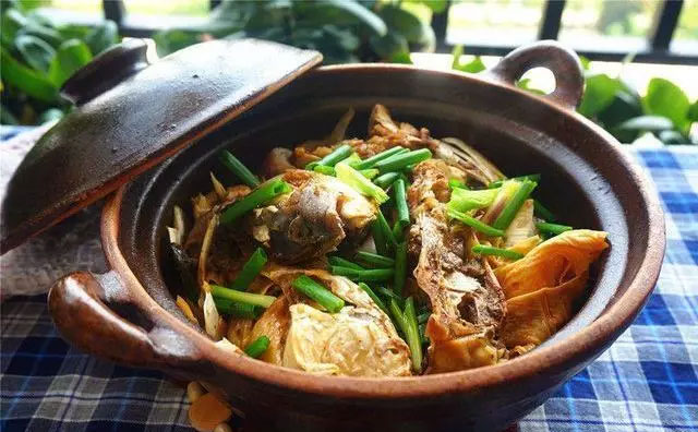 廣東經(jīng)典名菜：砂鍋焗魚頭煲做法，濃郁鮮味！