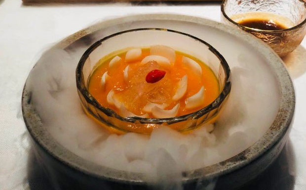 餐廳故意把菜價定的很貴，顧客卻都愛來