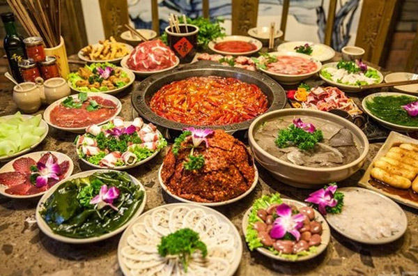 現(xiàn)在開個火鍋串串店掙錢么？