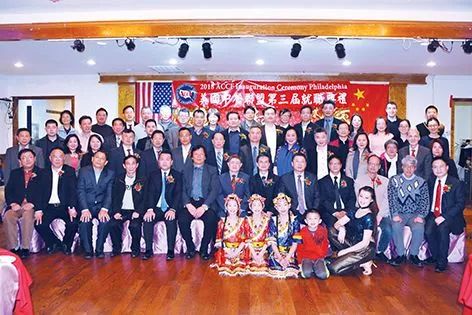 慶功宴后，部份與會嘉賓和費城當(dāng)?shù)亓x工合影留念