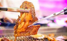 小豬查理川式烤肉，大火盆小香豬，火文化彝族風(fēng)川蜀情