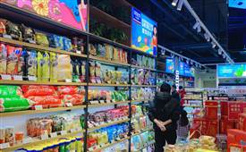 休閑食品店要幾個(gè)人經(jīng)營，完全取決于這些因素